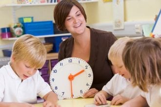 Дети учатся определять время по часам