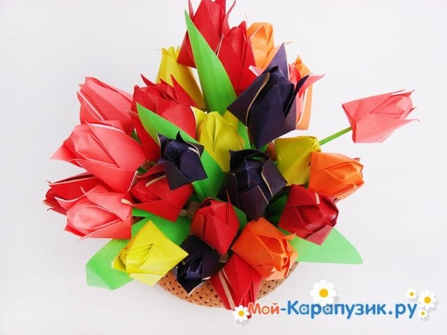 Поделка букета разноцветных тюльпанов из бумаги - фото 29
