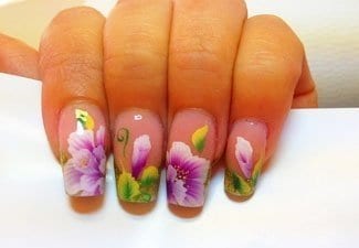 Цветочные мотивы на ногтях - фото 36