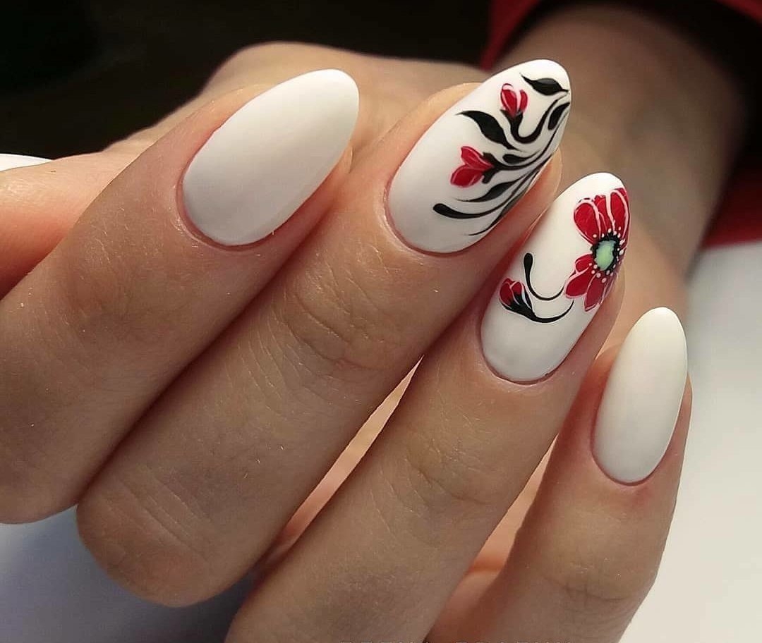 Дизайн белых ногтей с рисунком. Маникюр. Рисунки на ногтях. Дизайнерский маникюр с рисунком. Красный маникюр с белыми цветами.
