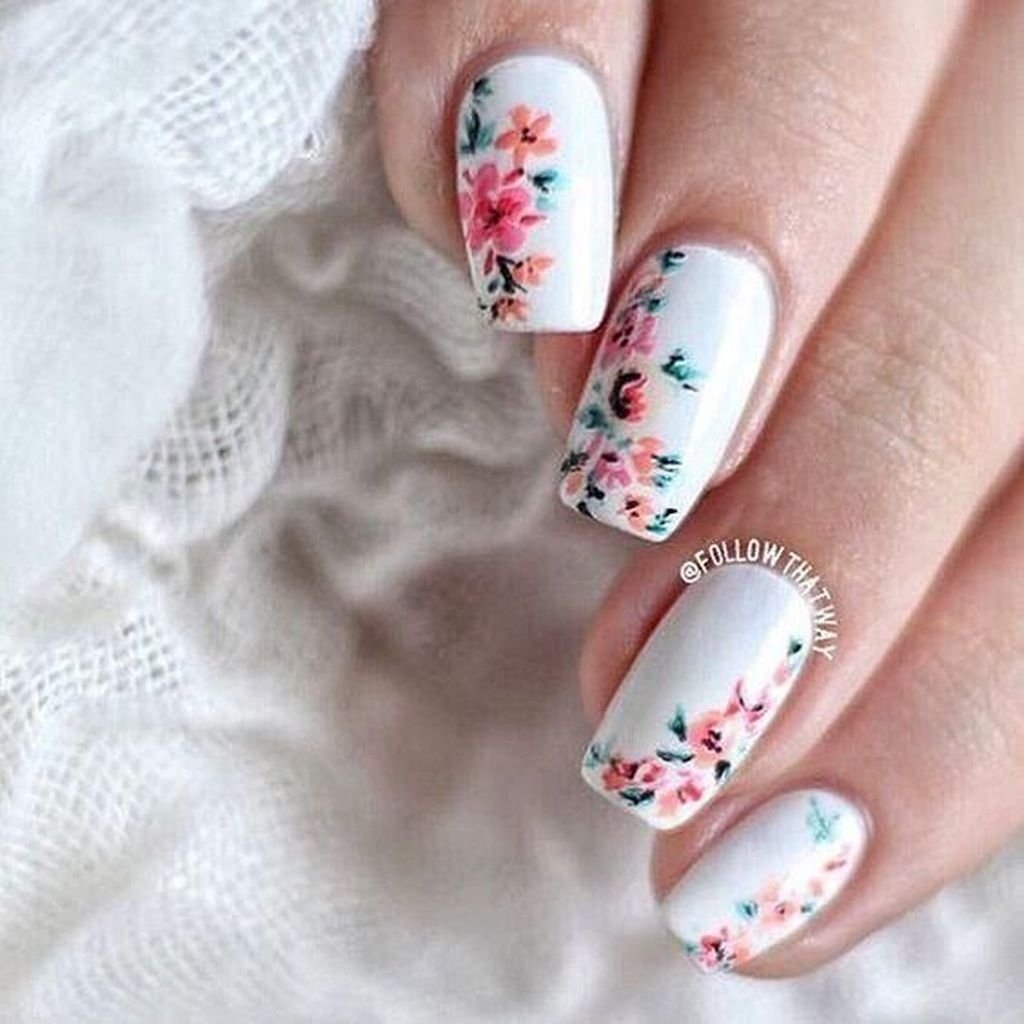 Белый весенний маникюр. Ногти с цветочками. Красивые маникур с цветочками. Весенние ногти.